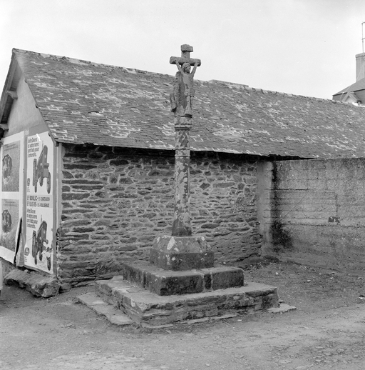 Croix monumentale, rue d'Ys (Cast)