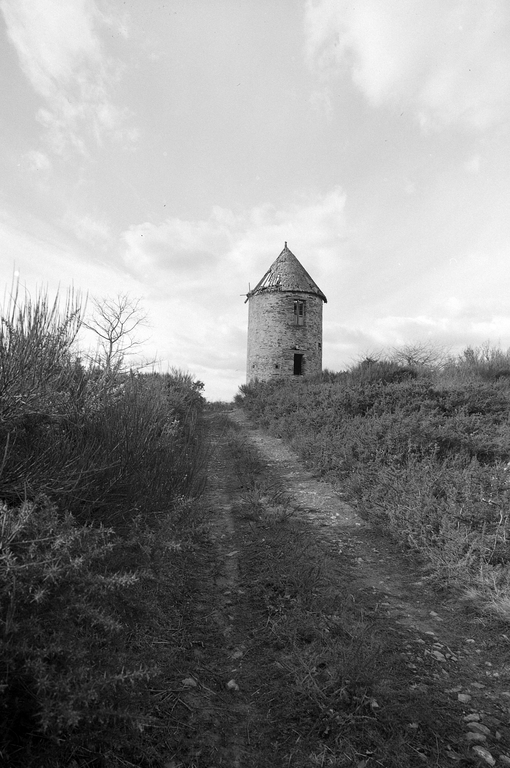 Vue générale, prise du chemin d'accès.