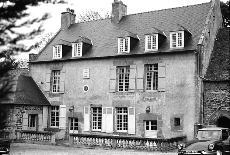 Vue générale sud du logis ; La Motte : manoir de la Motte aux Montfortins