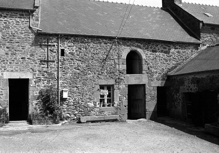 Vue générale sud ; 30 rue de la Théaudais : ancien logis daté 1637