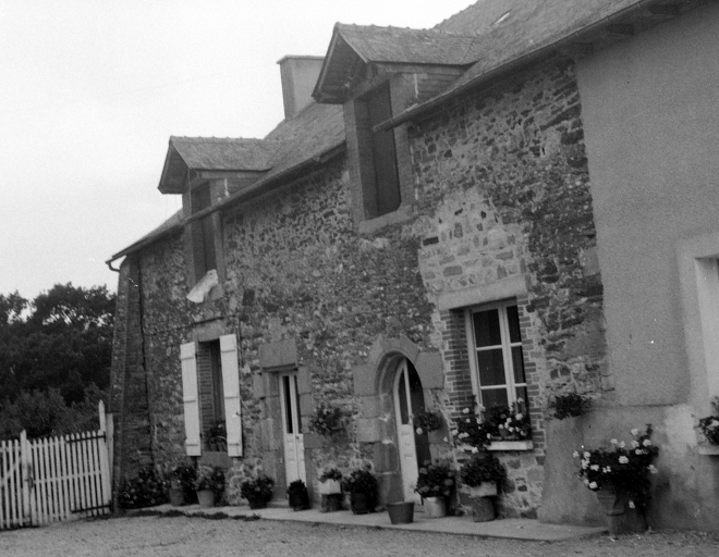 La Haimerie : ancien habitat d'un noble ; La Haimerie en 1970 ; Maison avec deux pièces à feu à la Haimerie