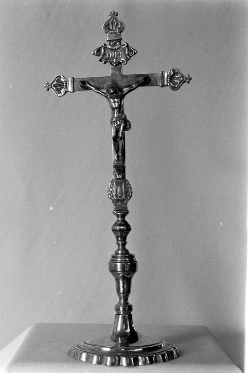 Croix d'autel, église Paroissiale Saint Pierre (Plounévez-Quintin)