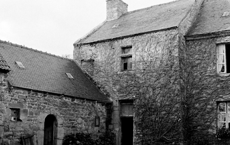 Vue générale (cliché N. Chouteau et V. Maillen, pré-inventaire, 1971-1972 ) ; Plouguiel, Kerboriou. Ancienne ferme (cliché N. Chouteau & V. Maillent, pré-inventaire, 1972)