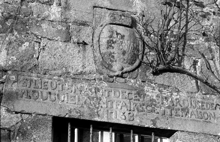 Bas-relief et linteau de l'entrée (cliché N. Chouteau & V. Maillen, pré-inventaire, 1972) ; Plouguiel, Kerbalanger. Ancienne ferme, détail de l'entrée (3e quart du 18ème siècle)