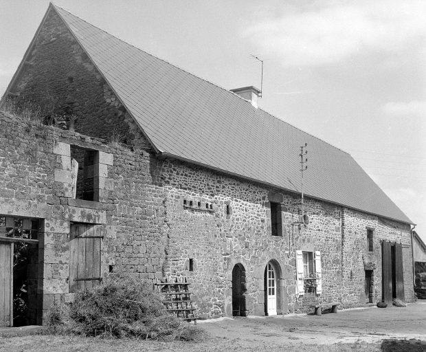 Vue générale de la ferme sur une photo de 1971 ; Ferme La Rouelle