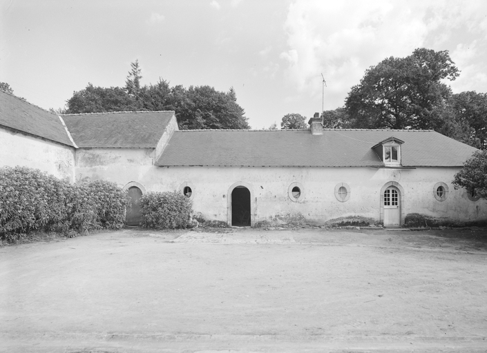 Communs, intérieur de la cour : vue générale prise du nord-ouest