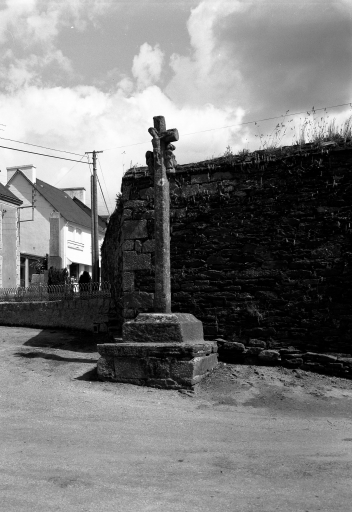 croix monumentale : vue générale de face ; Vue générale de face. Etat en 1972