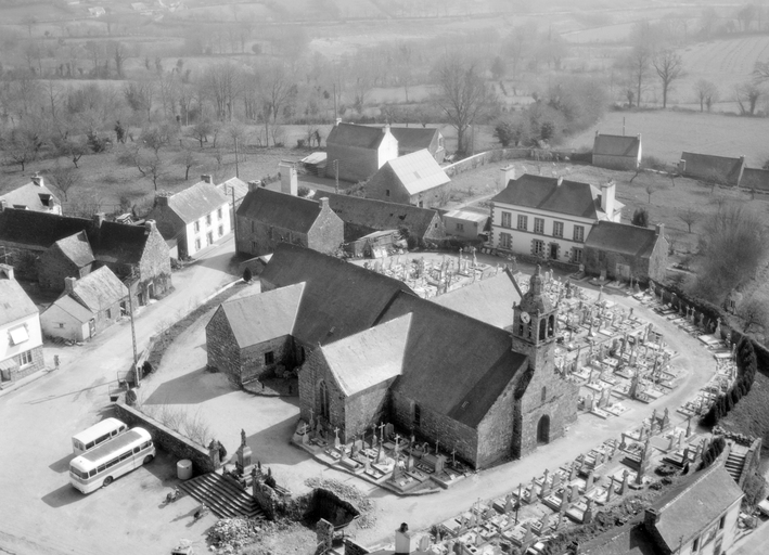 Eglise paroissiale Saint-Samuel : vue aérienne prise du nord-ouest ; Vue aérienne prise du nord-ouest