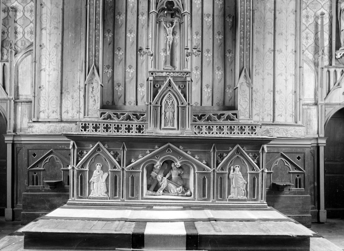 Ensemble du maître-autel : autel, retable, tabernacle, gradins d'autel, exposition ; Ensemble de 3 autels, 3 retables, une chaire à prêcher, une tribune et une peinture monumentale