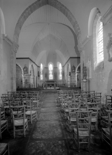 Vue intérieure de l'église vers le choeur