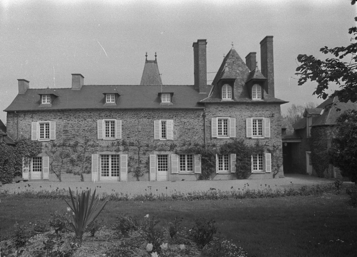 Le manoir en 1973 : façade principale ; Le Val Froment, manoir du 17e siècle, modifié aux époques ultérieures