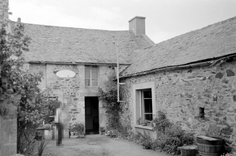 Lancieux, la Nouvelais. Maison (cliché pré-inventaire, 1974) ; Lancieux, la Nouvelais. Maison (cliché pré-inventaire, 1974)