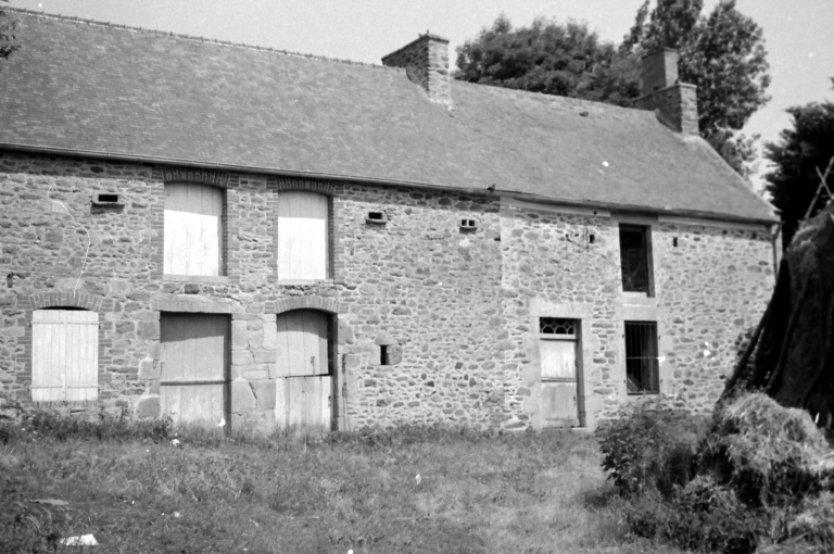 Lancieux, la Chambre. Maison (cliché pré-inventaire, 1974) ; Lancieux, la Chambre. Maison (cliché pré-inventaire, 1974)