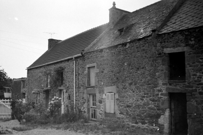 Lancieux, la Prévôtais. Maisons (cliché pré-inventaire, 1974) ; Lancieux, la Prévôtais. Maisons (cliché pré-inventaire, 1974)