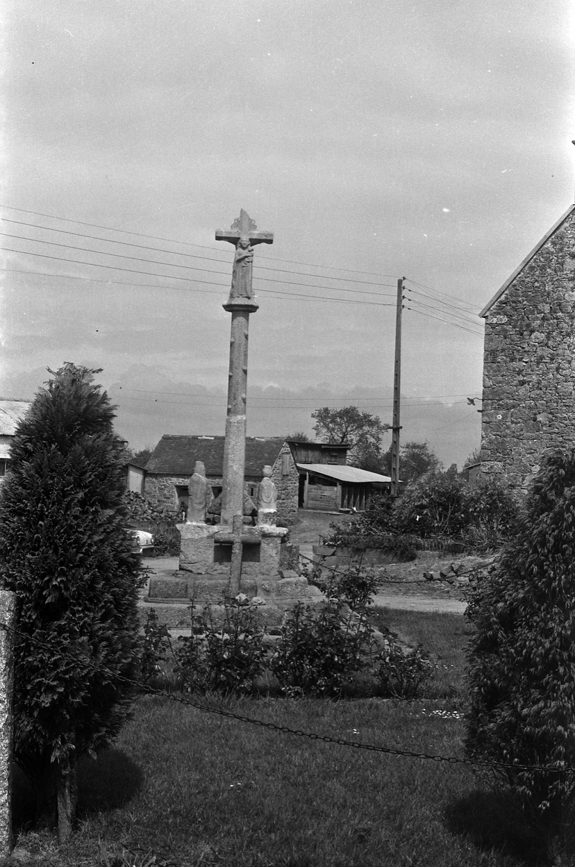 Vue d'ensemble face ouest. Décor : Vierge à l'Enfant.