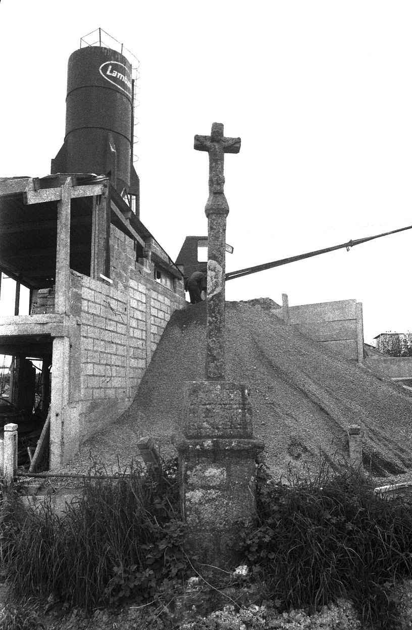 Vue générale de la face sud. Décor : Christ en croix