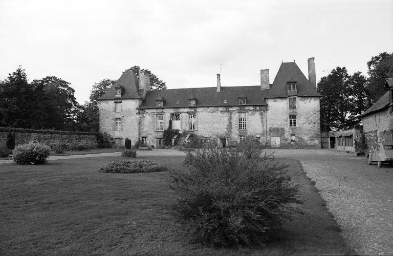 Vue générale de la façade est du chateau en 1974 ; Chateau de la Sillandais en 1974