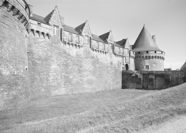 Aile nord et ancien pont-levis.