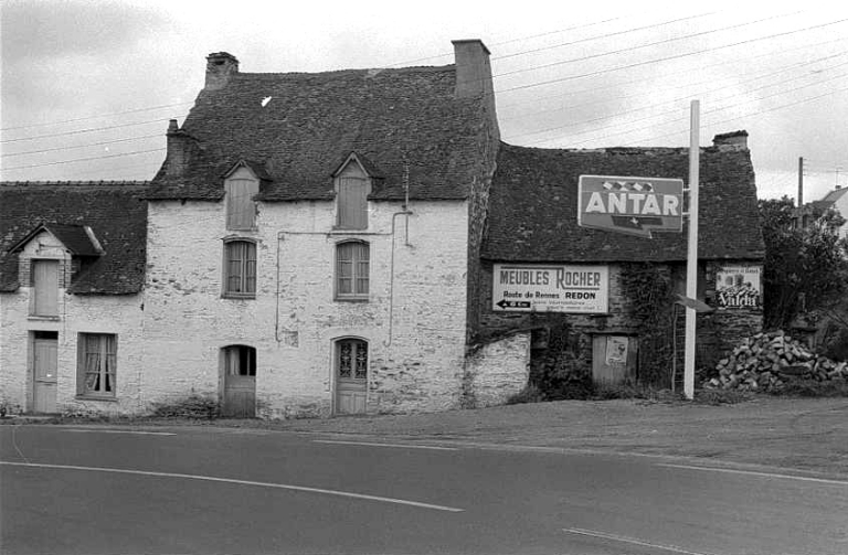 La maison en 1975, avant restauration : vue générale nord-est