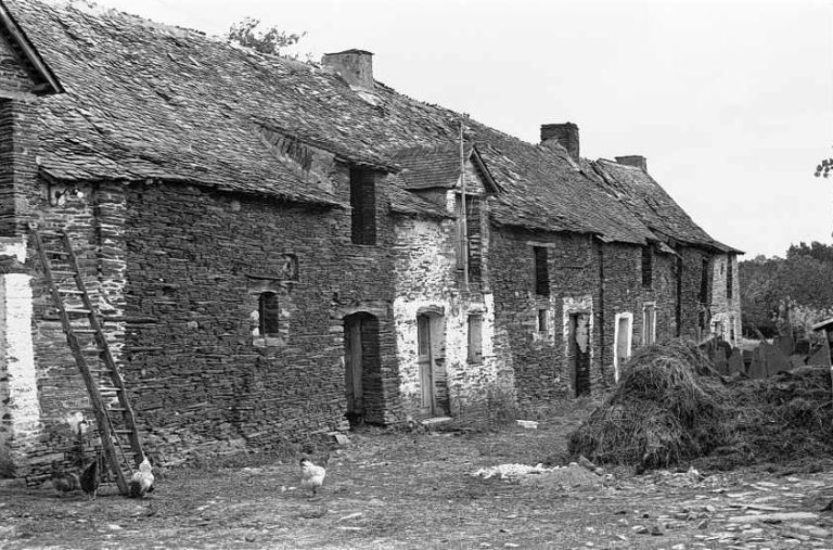La ferme en 1975, au premier plan sur l'image : vue de situation sud-ouest
