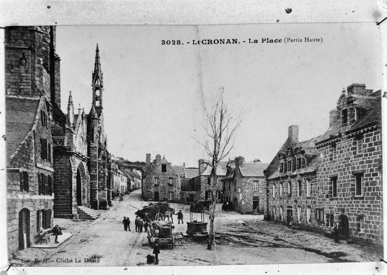 Reproduction de carte postale ancienne - 3028. - Locronan, La Place (partie haute).