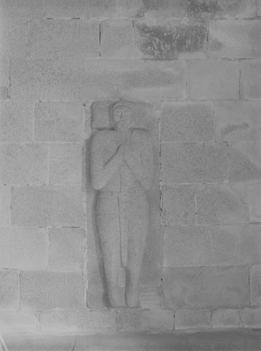 Gisant, porche ouest, mur sud