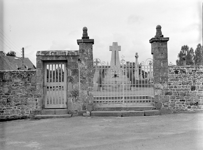 Ancienne église, portail du cimetière : vue générale