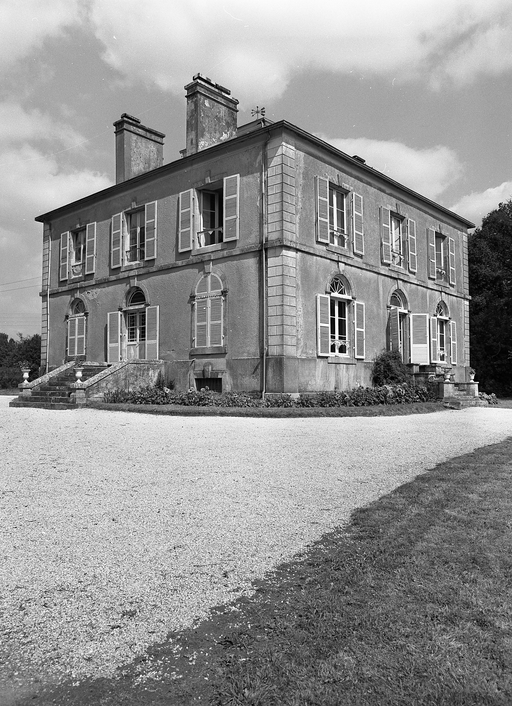 Logis, vue prise du sud-ouest.