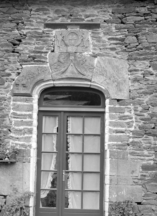 Vestiges, remplois anciens dans la porte du logis actuel.