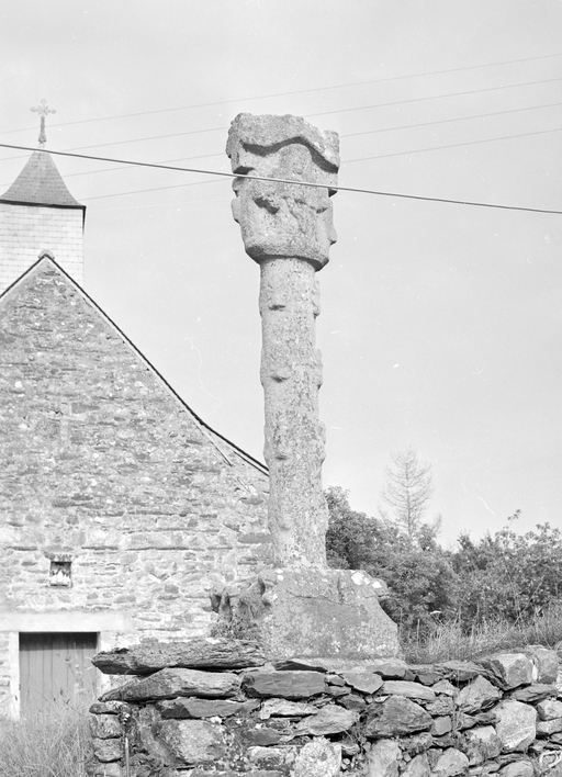 Croix monumentale, vue générale ouest.