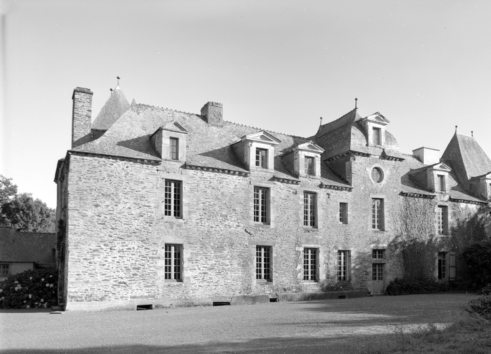 Château : le logis, élévation nord-ouest.