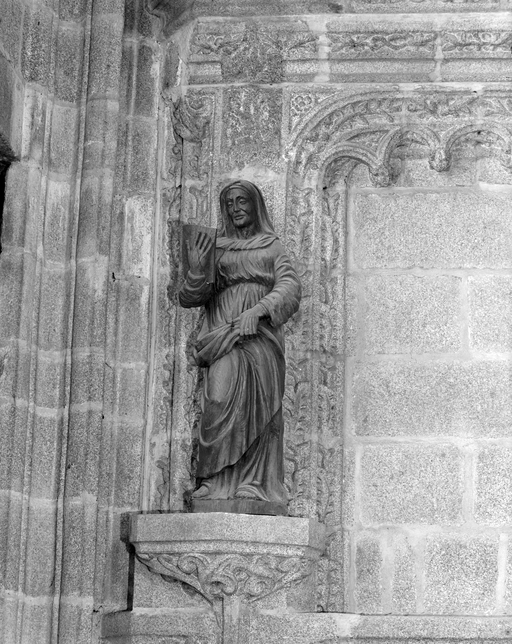 Statue de Sainte Anne, copie moderne d'une statue disparue.