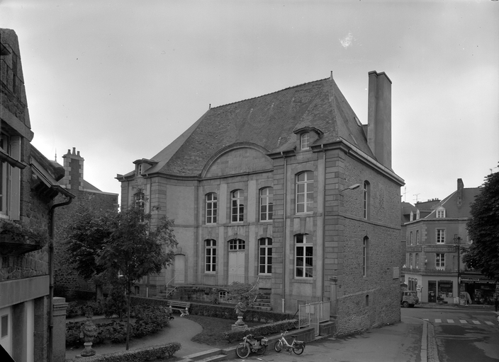 Façade ouest, vue générale.