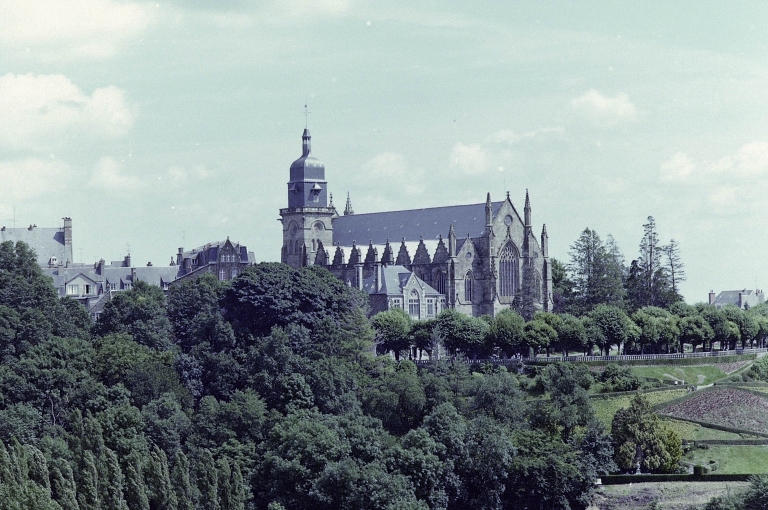 Eglise paroissiale Saint-Léonard, rue Porte-Saint-Léonard (Fougères)