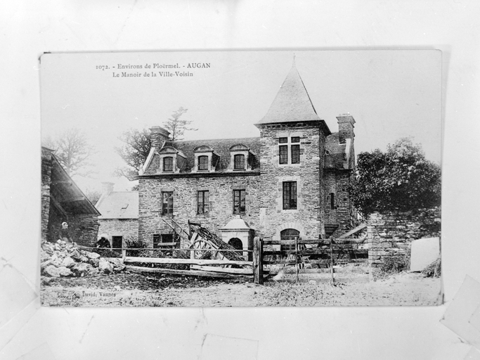 Environs de Ploërmel, Augan, le Manoir de la Ville Voisin (reproduction carte postale) : logis, vue du sud (Collection Musée de Bretagne) 