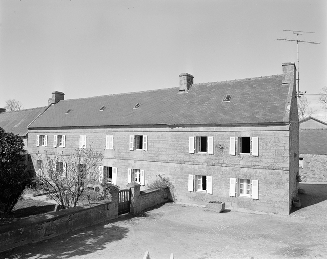 Elévation antérieure de l'alignement principal : logis et écurie. (1979)