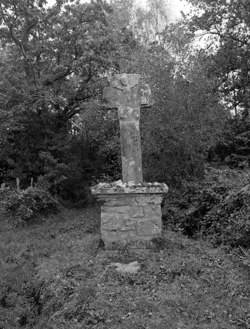 Croix, vue générale. ; Croix monumentale : vue générale