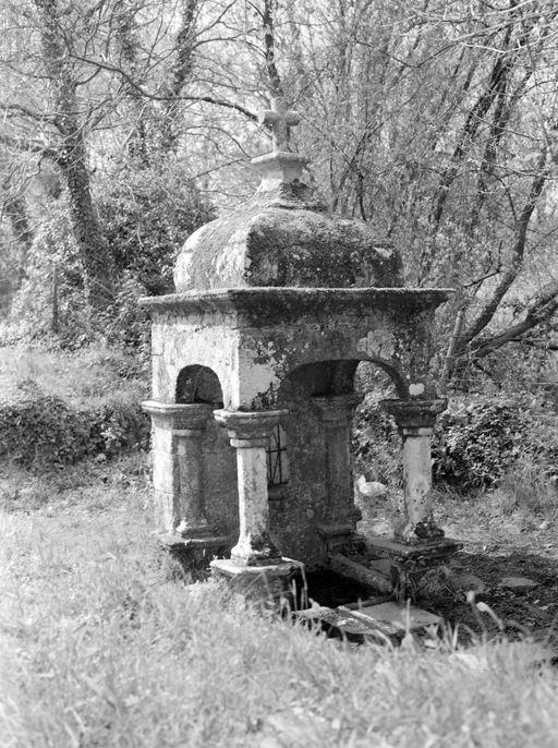 Fontaine, vue générale.