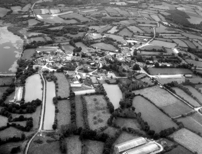 Vue aérienne du bourg ; Vue aérienne.