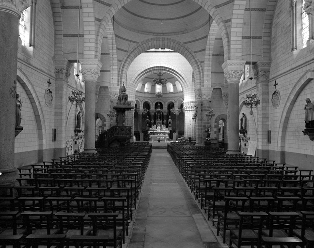 Vue générale de la nef vers le choeur.