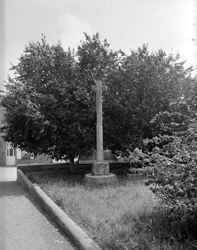 Croix monumentale, vue générale prise de l'ouest.