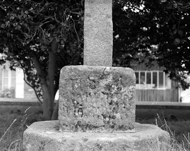 Inscription sur le socle de la croix.