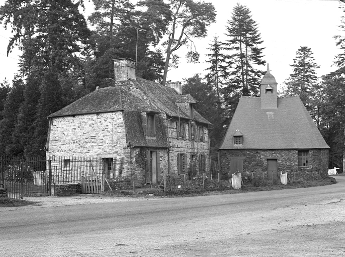 Maison du garde général, les Forges (Paimpont) ; Chapelle Saint-Eloi et chapelle neuve, les Forges (Paimpont)