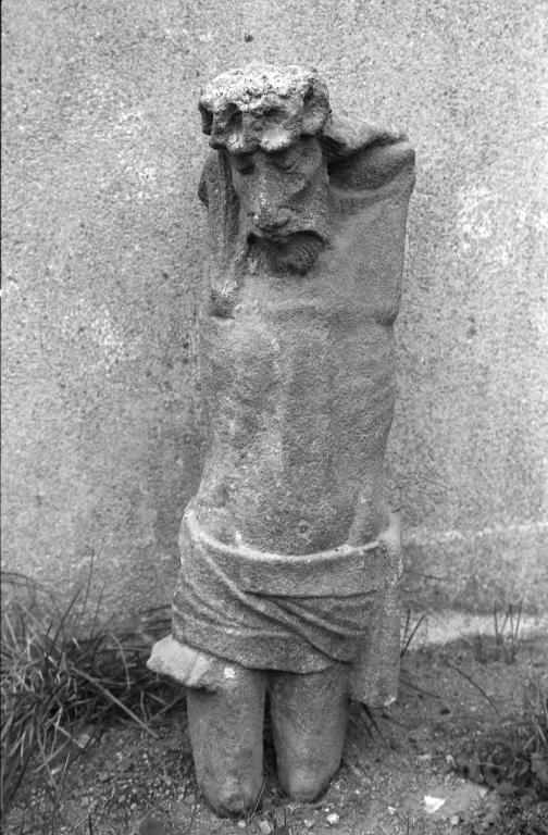 Croix monumentale, place Robert Le Goff (Douarnenez)