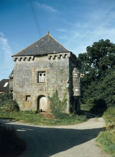 Manoir de la Ville Blanche, vue sud-ouest ; Corps de bâtiment sud, vue générale ouest