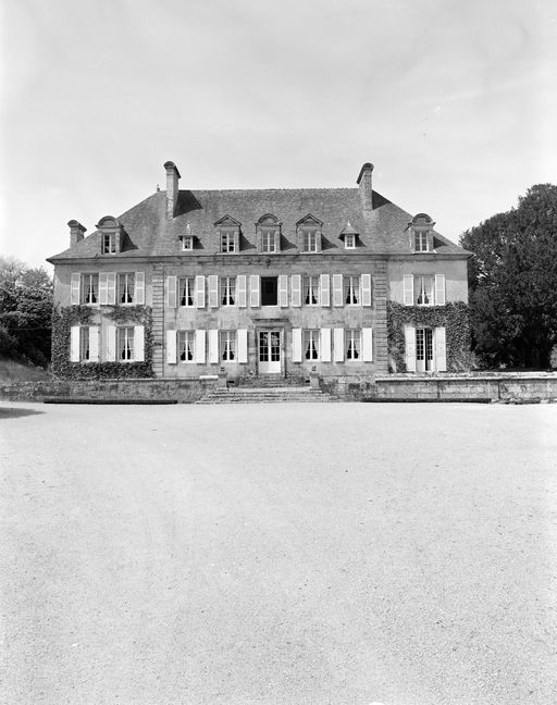 Château : logis, élévation sud, vue générale. ; Logis, élévation sud, vue générale.