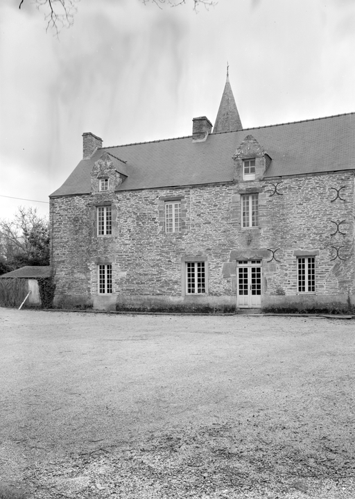 Manoir : vue générale est. ; Manoir : élévation est (état en 1983)