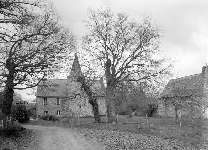 Manoir, vue de situation : manoir et chapelle (état en 1983)