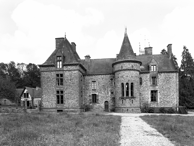 Château : vue générale prise de l'est (état en 1983)