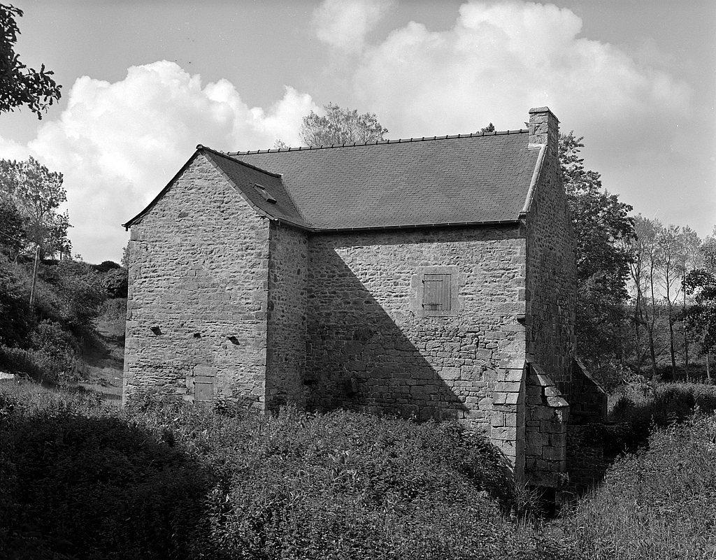 Moulin : vue nord prise du chemin d'accès nord